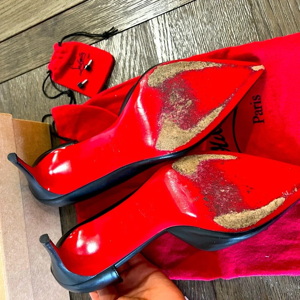 Description
•   Christian Louboutin Leather Pumps
•   Black
•   Pointed-Toes - Picture 4 of 10